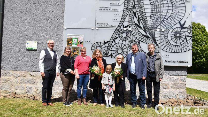 Im Klöppeltrafo ist die Winterpause beendet: Die böhmische Klöppel-Künstlerin Jaroslava Perény (Dritte von rechts) zeigt hier ihre Kunstwerke. Bild: Stadt Schönsee
