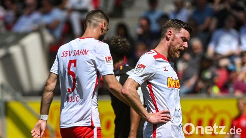 Christian Kühlwetter (rechts) ist – Stand jetzt – einer der Spieler, die beim SSV Jahn bleiben. Rasim Bulic (links) steht auf der Liste der Abgänge. Archivbild: Armin Weigel/dpa