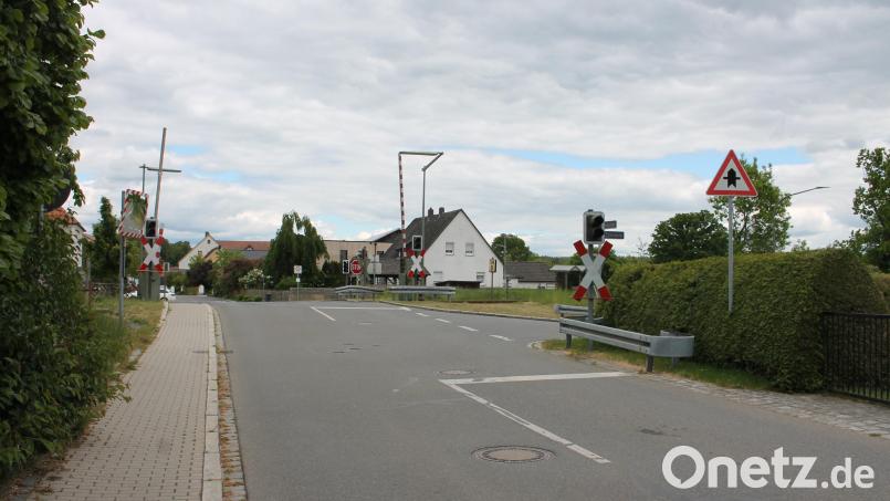 Beim Schwarzenbacher Bahnübergang soll der Verkehr von der Eichenstraße (von rechts) Richtung Bahnstrecke und Kreisstraße eine &quot;abknickende Vorfahrt&quot; erhalten: Das möchte die Deutschen Bahn so. Bild: bjp