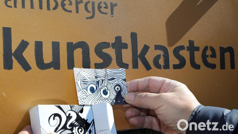 Im Amberger Kunstkasten in der Schiffgasse gibt es kleine Kunstwerke von großen Künstlern. Der Erlös kommt einem wechselnden guten Zweck zugute. Bild: Wolfgang Steinbacher