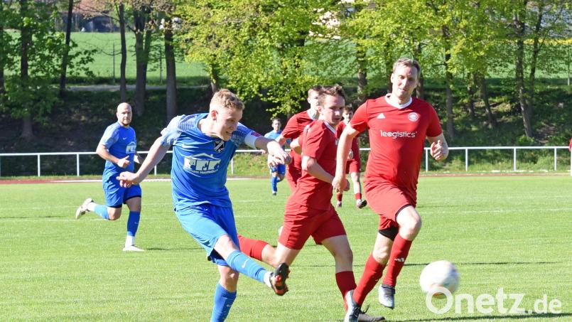 Die SpVgg Wiesau (rote Trikots) startet gegen Höchstädt in die Relegation. Bild: gb