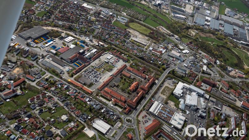 Die Leopoldkaserne in Amberg aus der Luft. Für die Stadt Amberg sind das rund 10,7 Hektar wertvoller Grund und Boden, der in den kommenden Jahren zu einem völlig neuen Stadtteil werden soll. Bild: Bernd Georgi