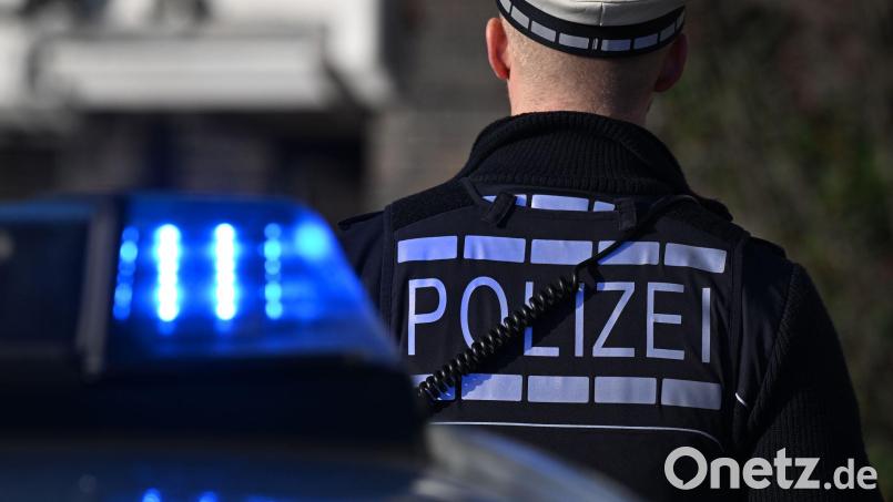 Eine Verletzte, mehrere stark beschädigte Fahrzeuge in Amberg: Die Ursache dafür war laut Polizei ein Vorfahrtsfehler. Symbolbild: Bernd Weißbrod/dpa