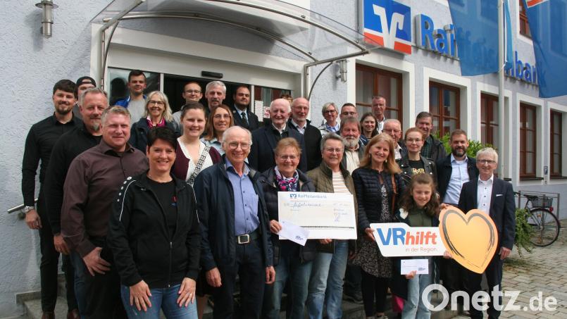 Vorstand Klaus Wild (ganz rechts) und Geschäftsstellenleiter Christopher Bothner (ganz links) von der Raiffeisenbank Hirschau eG übergaben Spenden in Höhe von 15.000 Euro an gemeinnützige Vereine und Organisationen aus dem Geschäftsgebiet Hirschau. Mit im Bild auch Bürgermeister Hermann Falk (hinten rechts). Bild: wfw
