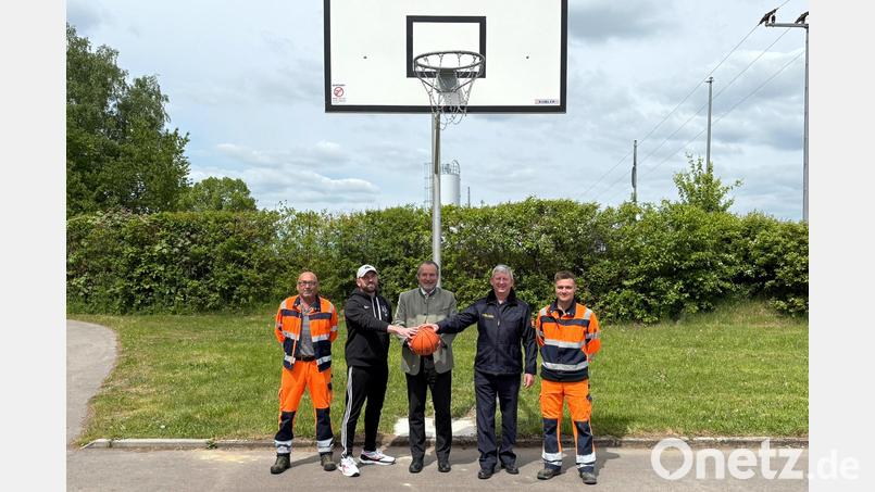 Die Bereitschaftspolizei hat einen Basketballkorb an die Stadt Nabburg übergeben. Bild: Marko Pammer