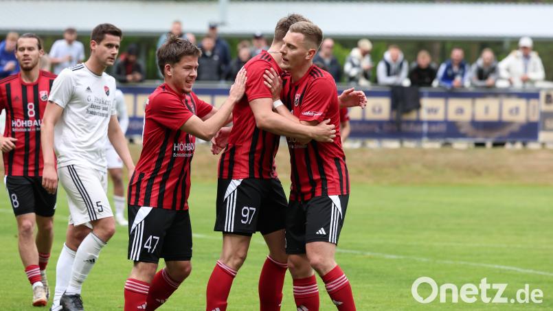 Gegen den TSV Seebach durfte der SC Luhe-Wildenau sechs Tore und damit die Vizemeisterschaft in der Landesliga Mitte bejubeln. In der Relegation zur Bayernliga will man am Mittwochabend auch dem TSV Unterhaching II, 16. der Bayernliga Süd, Paroli bieten. Bild: Dieter Jäschke