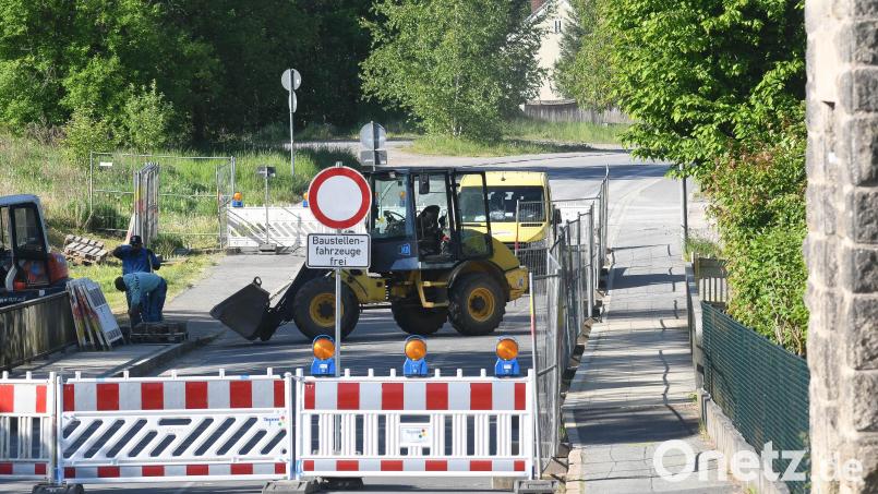 Die Fabrikstraße in Neustadt ist gesperrt. Nur noch Fußgänger können die Floß hier überqueren. Das soll während der kompletten Bauzeit möglich sein – demnächst über eine Behelfsbrücke. Bild: Gabi Schönberger