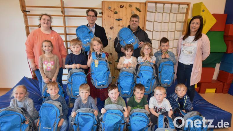 Im Turnraum der Kindertagesstätte St. Vitus freuen sich die Vorschulkinder über Rucksäcke des Bayernwerks. Mit auf dem Bild (von links) Marie Götz, Leiterin der Tigerenten-Gruppe, Markus Windisch vom Kommunalmanagement Ostbayern des Bayernwerks, Bürgermeister Dieter Dehling und die Leiterin der Kindertagesstätte, Daniela Schröer. Bild: no
