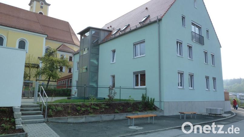 Im Schatten der Pfarrkirche St. Georg werden Mädchen und Buben in der städtischen Kindertagesstätte St. Joseph seit 125 Jahren auf das Leben vorbereitet. Bild: Stadtarchiv Neustadt/WN/exb