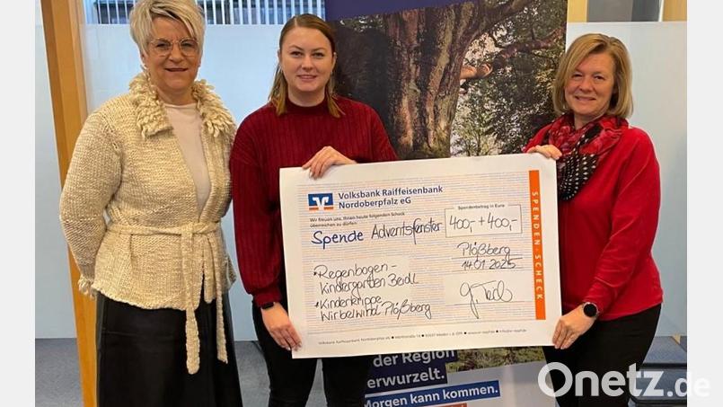 800 Euro kamen beim Adventszauber in Plößberg zusammen. Das Geld wurde nun an den Kindergarten und die Kinderkrippe überreicht. Bild: Volks- und Raiffeisenbank/exb