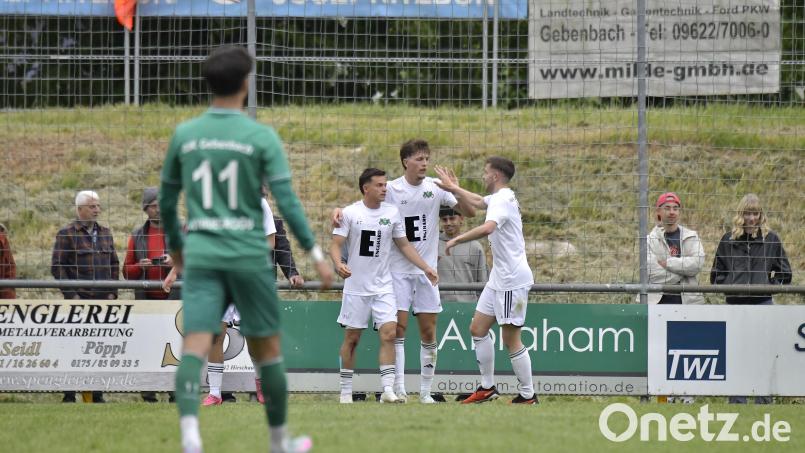 Torjubel bei der DJK Ammerthal: Last-Minute-Neuzugang Tim Baierlein (hinten in der Mitte) brachte die Gäste im Relegationsspiel bei der DJK Gebenbach mit 1:0 in Führung. Bild: Hubert Ziegler