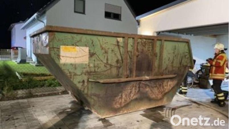 Aus diesem Container in Steinberg am See schlugen in der Nacht Mittwoch, 21. Mai, Flammen. Weil ein Hund durch Bellen Alarm schlug, konnte die Feuerwehr die Flammen rechtzeitig löschen und Schaden verhindern. Bild: Polizei Schwandorf