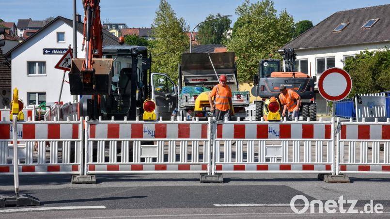 Die Vilsbrücke in Kümmersbruck ist derzeit gesperrt: Unter Regie des Bayernwerks wird hier ein Teil der Stromleitung erneuert. Bild: Stephan Huber