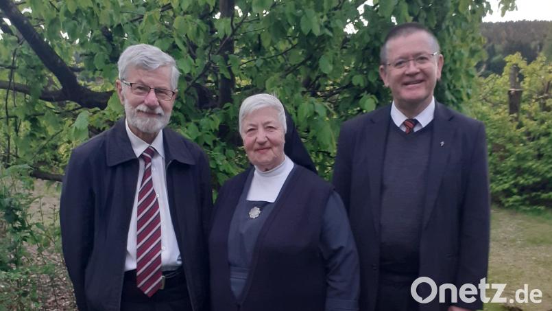 Glückwünsche zum 80. Geburtstag von Schwester Pietro überbrachten Kirchenpfleger Manfred Prechtl (links) und Pfarrer Ferdinand Weinberger (rechts). Bild: apr