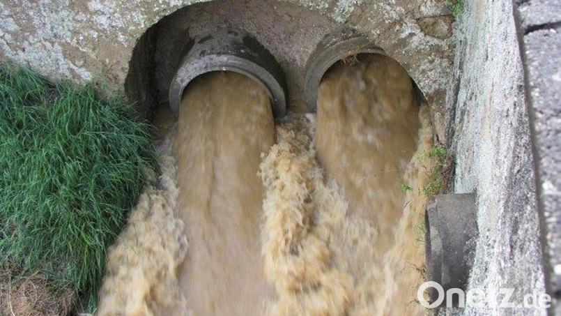 Mit den Arbeiten am Kanalnetz beginnen die Arbeiten für die Dorferneuerung in Thanhausen. Das Symbolbild zeigt zwei Kanalrohre bei Hochwasser. Symbolbild: Sabine Falk