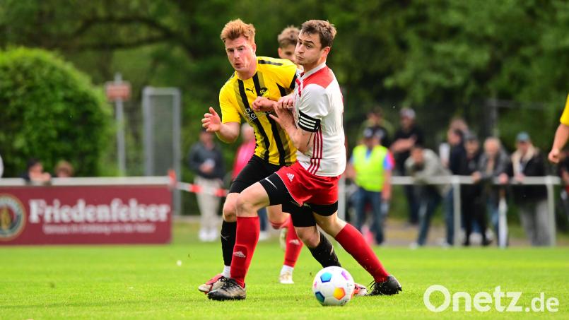 FC-Kapitän Bastian Popp (li.) und der FC Tirschenreuth mussten sich in der ersten Runde der Bezirksliga-Relegation gegen den TSV Kirchenlaibach-Speichersdorf um Simon Bauernfeind (re.) mit 3:5 geschlagen geben. Bild: Schrems, Thomas