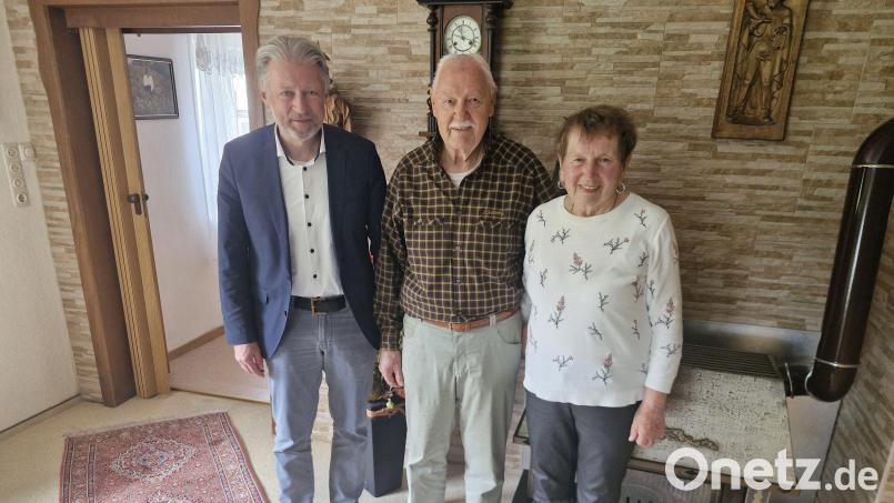 Bürgermeister Lothar Müller, Rudolf Schnurer und Annemarie Schnurer am 85. Geburtstag des Rentners. Bild: Lothar Müller