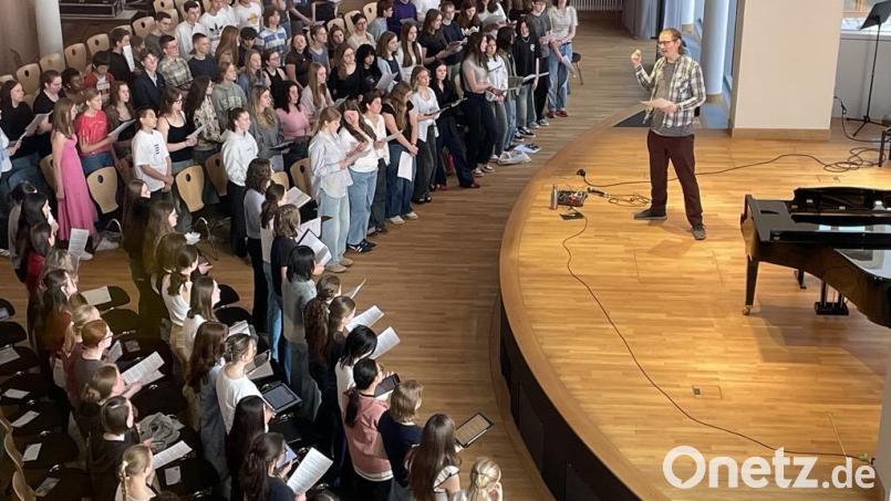 Chorleiter und Arrangeur Andreas Kuch (Viva Voce) beim Workshop mit den rund 150 Sängerinnen und Sängern der vier beteiligten Schulchöre, die im Rahmen der ersten „Amberger Chornacht“ am 23. Mai gemeinsam im Stadttheater Amberg auftreten werden. Archivbild: Georg Meyer/MRG