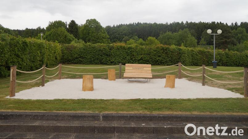 Das ist erst der Anfang: Eine neue Liegeterrasse entsteht im Oberviechtacher Freibad. Bild: wel