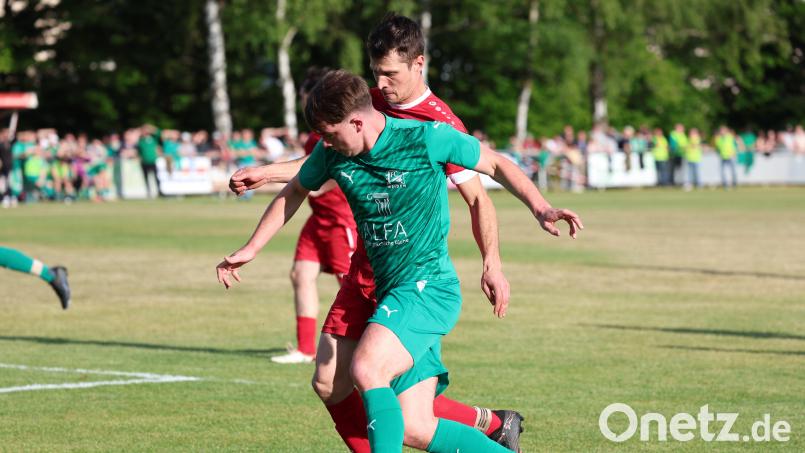 In einem Duell auf Augenhöhe zog die DJK Irchenrieth um Bernhard Tichy (hinten) gegen Jonas Zeiler und den FC Weiden-Ost II den Kürzeren und steigt somit aus der Kreisliga ab. Bild: Dieter Jaeschke