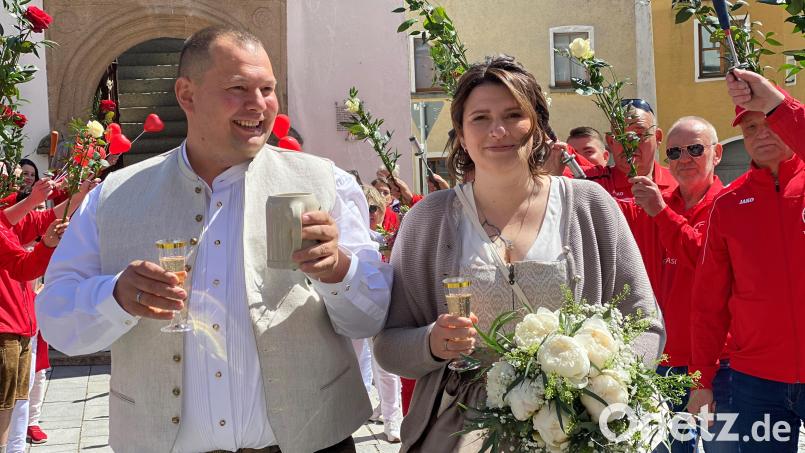 Franzl Bergmann und seine Frau Melanie schreiten durch das Spalier, dann stößt das Brautpaar mit den Freunden mit Sekt und Bier an. Bild: Völkl