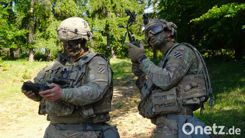 Die US-Armee testet auf dem Truppenübungsplatz Hohenfels neue Technologien. Hier lassen zwei Soldaten eine Drohne steigen. Bild: Julian Trager [jut] (julian.trager@oberpfalzmedien.de)