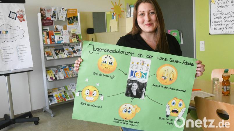 Zu Beginn jedes Schuljahres stellt sich Tanja Huber mit ihrem selbstgebastelten Plakat bei den Schülern der Hans-Sauer-Schule vor. Bild: Gabi Schönberger