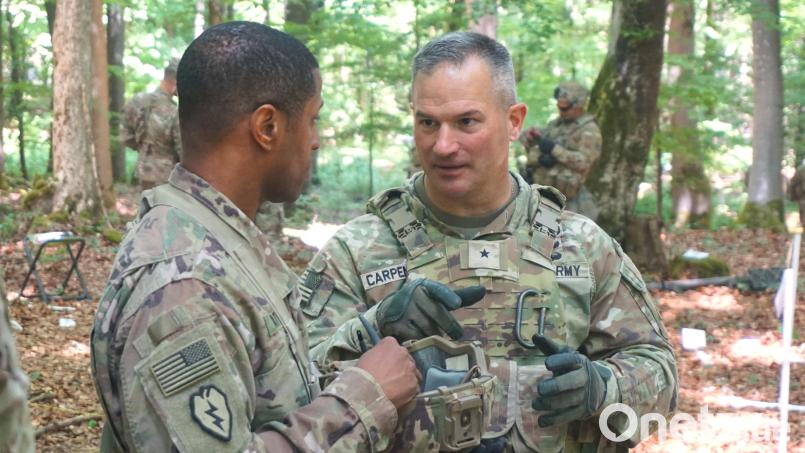 US-Brigadegeneral Steven Carpenter (rechts) ist der Kommandeur in Grafenwöhr und der ranghöchste US-Soldat in Bayern. Bild: jut