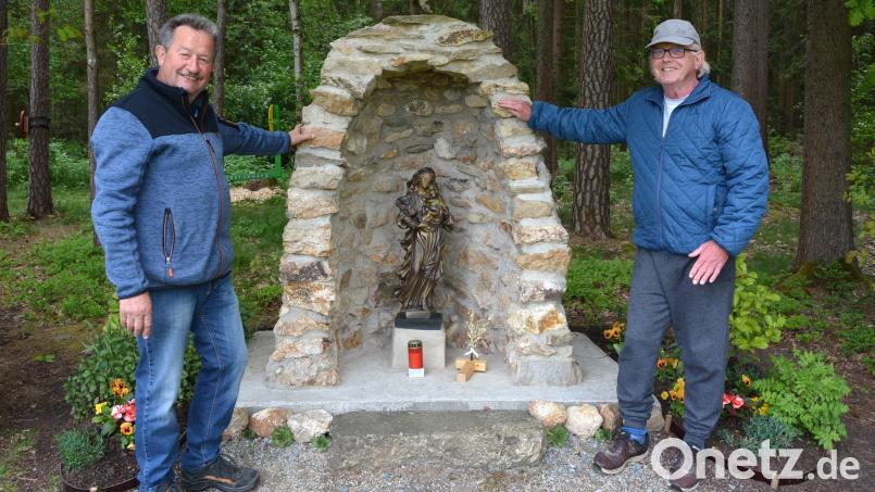 Bernhard Lang (rechts) und Franz Zinnecker sind stolz auf die neue Grotte am Ortsrand von Neudorf, die am Sonntag, 25. Mai, um 19 Uhr den kirchlichen Segen erhält. Bild: jr