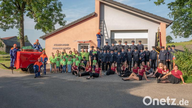 Die Feuerwehr Hannersgrün ist Feuer und Flamme. Zum 140-Jährigen wollen sie mit tausenden Besuchern feiern. Der Anhänger als Einsatzgerät ist seit Februar Geschichte. Bild: Feuerwehr Hannersgrün