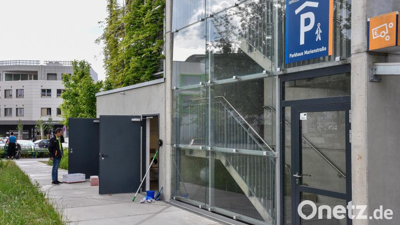Die Toiletten am Parkhaus in der Marienstraße in Amberg wurden am Mittwoch saubergemacht. Bild: Stephan Huber