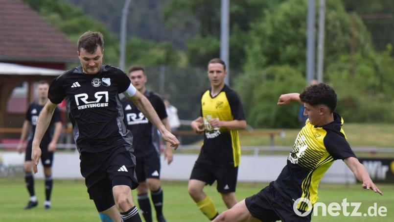 Moritz Wich (links) und die SG Wernberg/Weihern waren mit dem Kreisligisten SV Haselbach auf Augenhöhe und scheiterten erst im Elfmeterschießen. Bild: ham