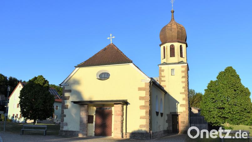 Bei wolkenlosem Himmel wurde das Kirchlein in Zessau von der Abendsonne angestrahlt. Bild: rgr