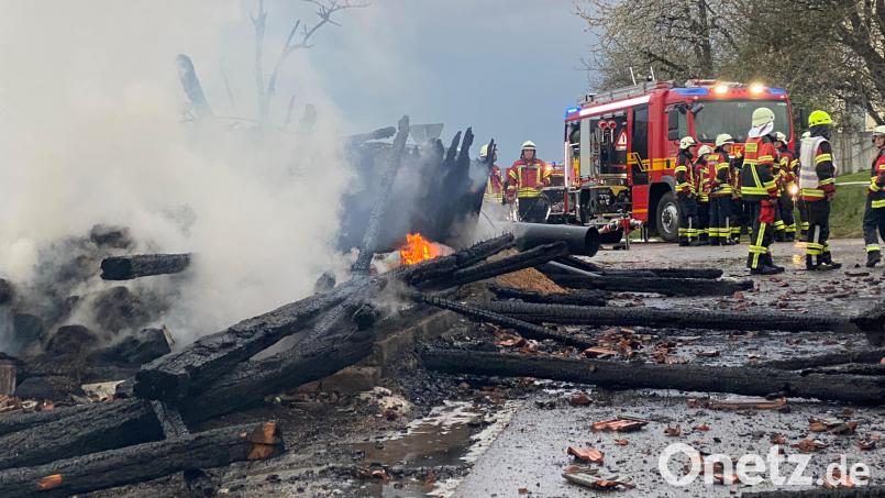 Zahlreiche Einsatzkräfte sind bei dem Großbrand in Wiesensüß bei Nabburg im Einsatz gewesen. Die Ursache für das Feuer ist noch unklar. Bild: cv