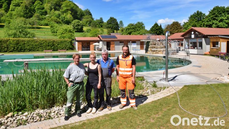 Jana Husemann-Gebhard, Vanessa und Klaus Schedl sowie Christian Stadter (von links) erledigen die letzten Vorarbeiten zur Eröffnung des Naturbads in Königstein. Bild: hdk