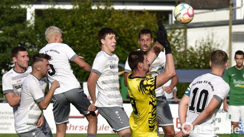 Da kann doch nichts schiefgehen: Mit vereinten Kräften wollen die Spieler der SpVgg SV Weiden gegen den TV Parsberg nicht nur das eigene Tor sauber halten, sondern auch vorne das ein oder andere Tor erzielen. Bild: mhs