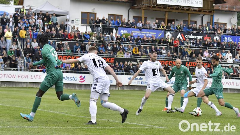 Gebenbachs Friedrich Lieder (Dritter von rechts) und Ammerthals Fabio Pirner (Zweiter von rechts) erwarten am Samstag beim Relegations-Rückspiel erneut ein enges Spiel. Am Mittwoch siegten die Gäste in Gebenbach mit 2:1. Bild: Hubert Ziegler