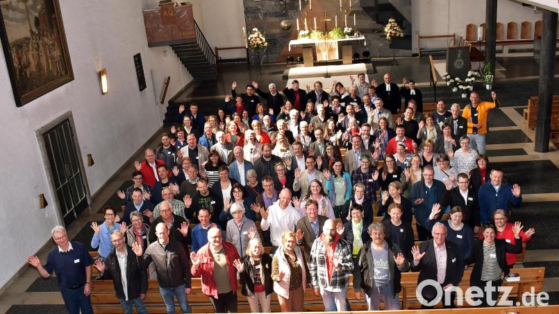 Nach dem Gottesdienst in der Sulzbach-Rosenberger Christuskirche posierten die Mitglieder der neuen Dekanatssynode für ein Foto. Bild: Tina Jäger (Fotohaus Jäger)