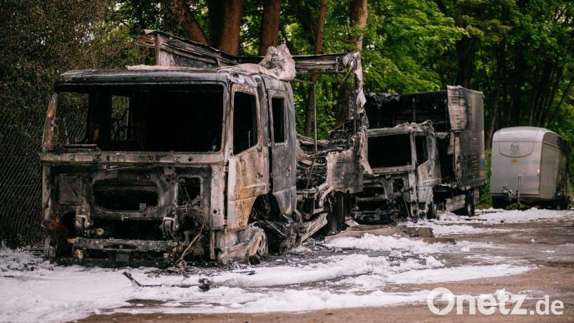 Nach Angaben der Polizei wurden sechs Fahrzeuge beschädigt, vier davon erlitten durch das Feuer einen Totalschaden. Bild: Sebastian Pieknik/NEWS5/dpa