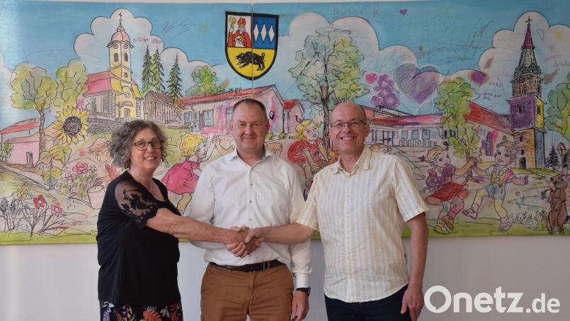 Liane Kern gibt des Staffelstab als Geschäftsleiterin und Leiterin des Standesamtes in der Gemeinde Ebermannsdorf an Thomas Rambach (rechts) weiter. Dazu gratulierte Bürgermeister Erich Meidinger (Mitte). Der Gemeinderat hat einstimmig die entsprechenden Beschlüsse gefasst. Bild: bö