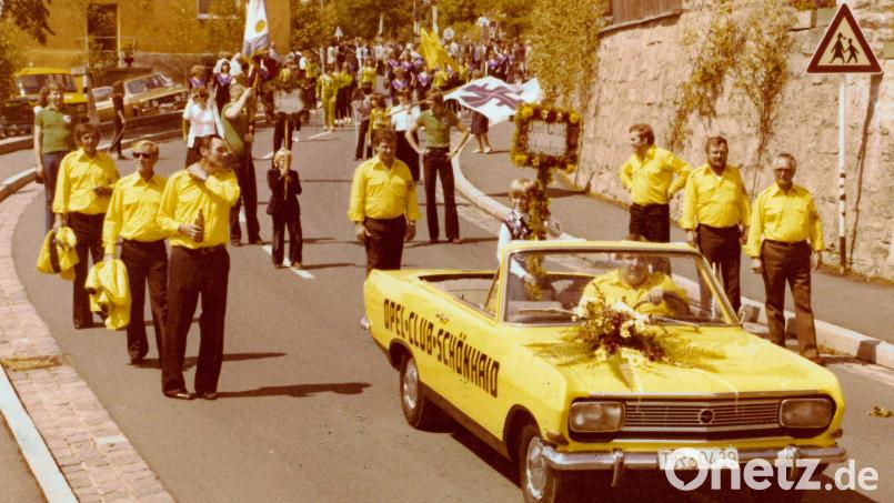 Seit 1979 hat der Opel-Club ein vereinseigenes gelbes Opel-Cabrio. Eingesetzt wurde es erstmals vor großem Publikum im August 1980 beim Festumzug des Trachtenvereins Friedenfels. Archivbild: Archiv Opel-Club Schönhaid/exb