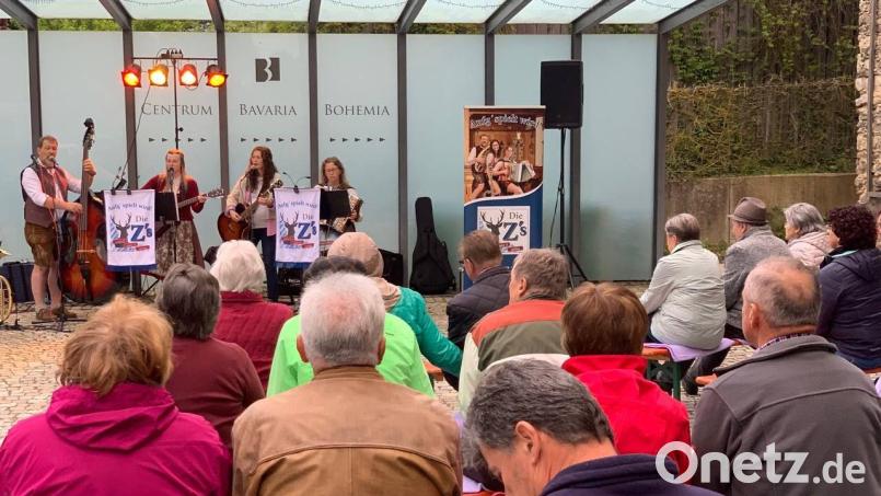 80 Besucher hält auch das mäßig warme Wetter nicht von den Abendklängen in Schönsee mit den &quot;Z&#039;s&quot; ab. Bild: Nicole Rochelt