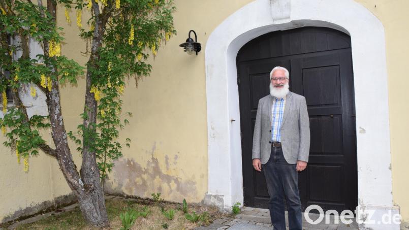 Volker Dörflein vor der Willibaldskirche in Fürnried, in der am Freitag als neuer Pfarrer der evangelischen Kirchengemeinde Fürnried in sein Amt eingeführt wird. Bild: hdk