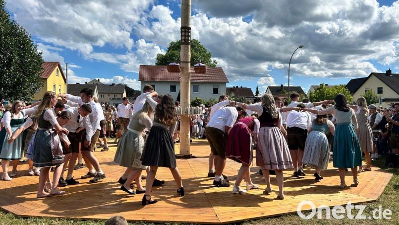 Am Kirwasonntag wird in Schnaittenbach der Kirwabaum ausgetanzt. Archivbild: Daniel Hutzler