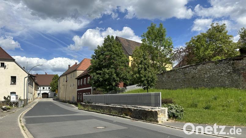Auf der rechten Seite der Vilstalstraße in Vilseck wird der Gehsteig Richtung Marktplatz verlängert und verbreitert. Bild: Stefanie Gradl