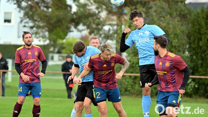 Für die SV Grafenwöhr (dunkle Trikots) geht es am Freitag gegen den FC Pielenhofen um den Verbleib in der Bezirksliga. Der Gegner wechselte für die Entscheidungsspiele kurzfristig nochmal den Trainer. Archivbild: Hubert Ziegler
