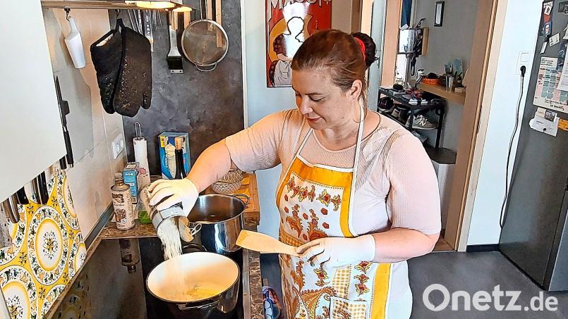 Schnell entsteht unter Chiara Bortolottos Händen ein echt italienisches Risotto - nur mit Zwiebeln, Wein aus dem Friaul, etwas Salz und Reis aus Rondolino. Bild: K. Starke