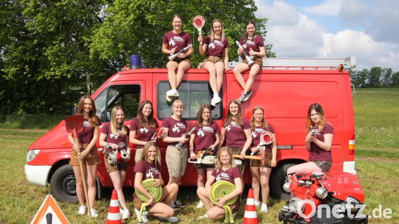 Die Wondreber Festdamen sind startklar: Oben auf dem Feuerwehrauto von links Maria Prockl, Festbraut Angelina Kraus und Romina Kraus. Unten von links Samira Forster, Angelina Schmid, Christina Hoferer, Nadine König, Nele Geyer, Magdalena Härtl, Marie Fuchs, Lena Köstler. Kniend von links: Luisa Prockl, Johanna Härtl. Es fehlt: Luisa Gradl Bild: kro