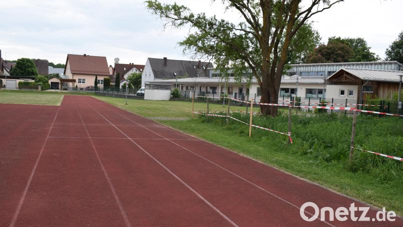 Der Erweiterungsbau des Kindergartens St. Martin ragt in die Tartanbahn des Sportplatzes hinein. Die Bahn muss deshalb verlegt werden. Bild: bnr