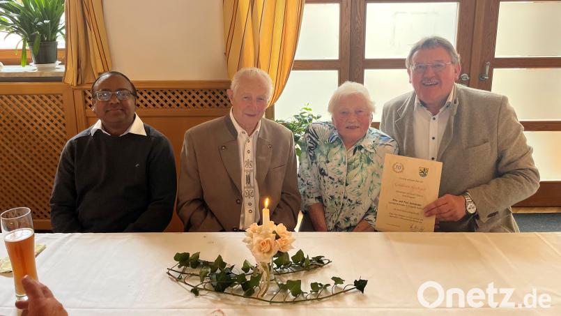 Bürgermeister Hans-Martin Schertl und Pfarrer Hrudaya Madanu konnten dem Jubelpaar Rita und Paul Schneider zur Goldenen Hochzeit gratulieren. Bild: Stefanie Gradl